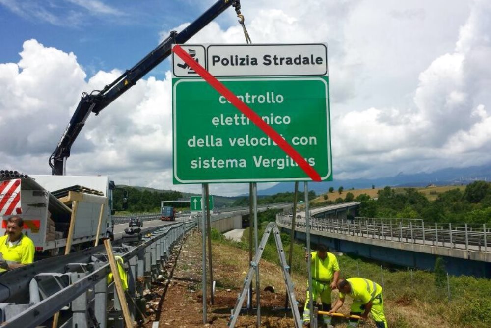 PROGETTAZIONE STRUTTURE PER SOSTEGNO SEGNALETICA VERTICALE
Progettazione di strutture in acciaio e strutture di fondazione di sostegno a segnaletica verticale fissa e mobile.